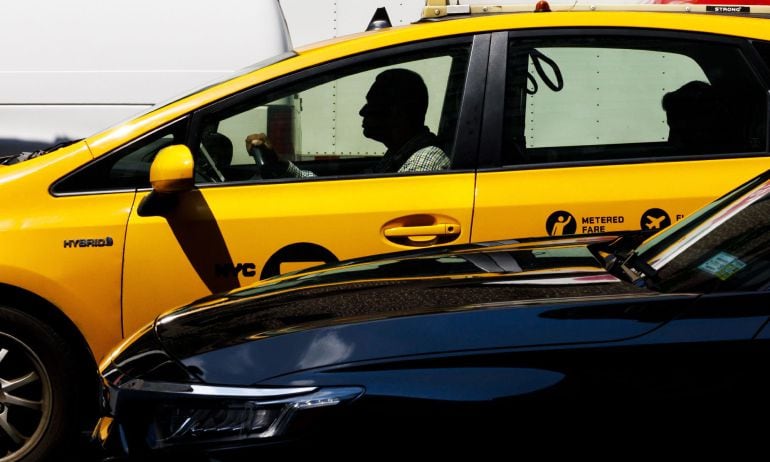 Un taxi conduce a lo largo de la Segunda Avenida en Nueva York (EE.UU.)