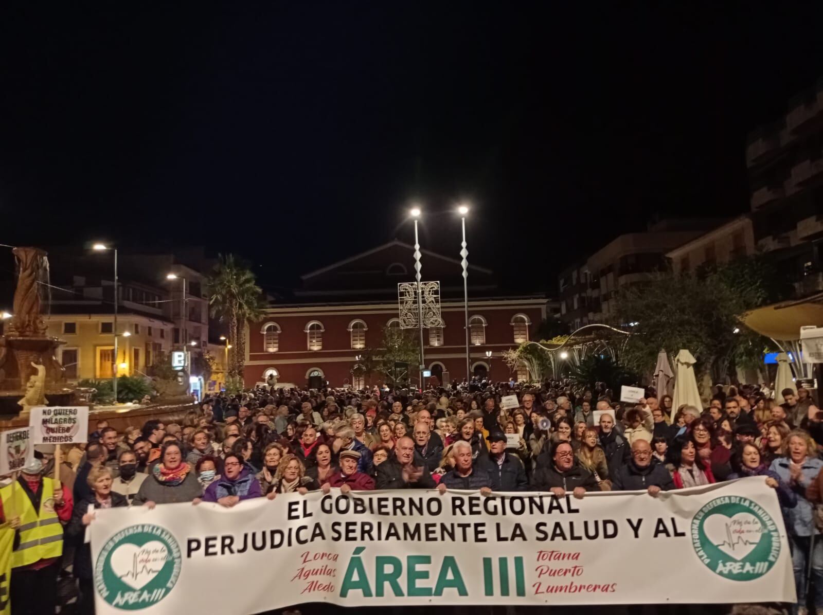 Concentración sanitaria en la Plaza Colón de Lorca