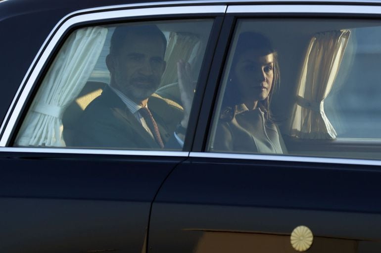 El rey Felipe VI y la reina Letizia en el coche que les ha trasladado desde el aeropuerto de Haneda en Tokio, para iniciar su primera visita a Asia como reyes 