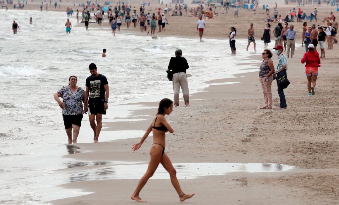 Vista general de la Malvarrosa, en Valencia, con escasa afluencia de público