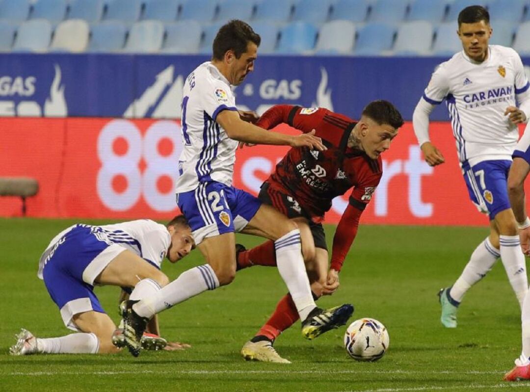 Cristo González se va de Zapater en el partido de la temporada pasada cuando estuvo cedido en el Mirandés