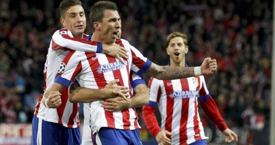 El delantero croata del Atlético de Madrid Mario Mandzukic celebra tras marcar el cuarto gol ante Olympiacos.