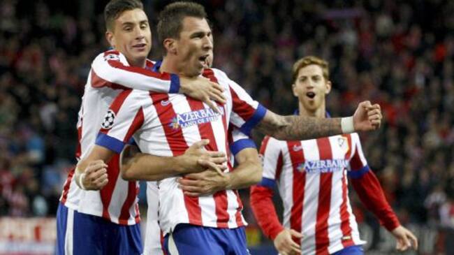 El delantero croata del Atlético de Madrid Mario Mandzukic celebra tras marcar el cuarto gol ante Olympiacos.