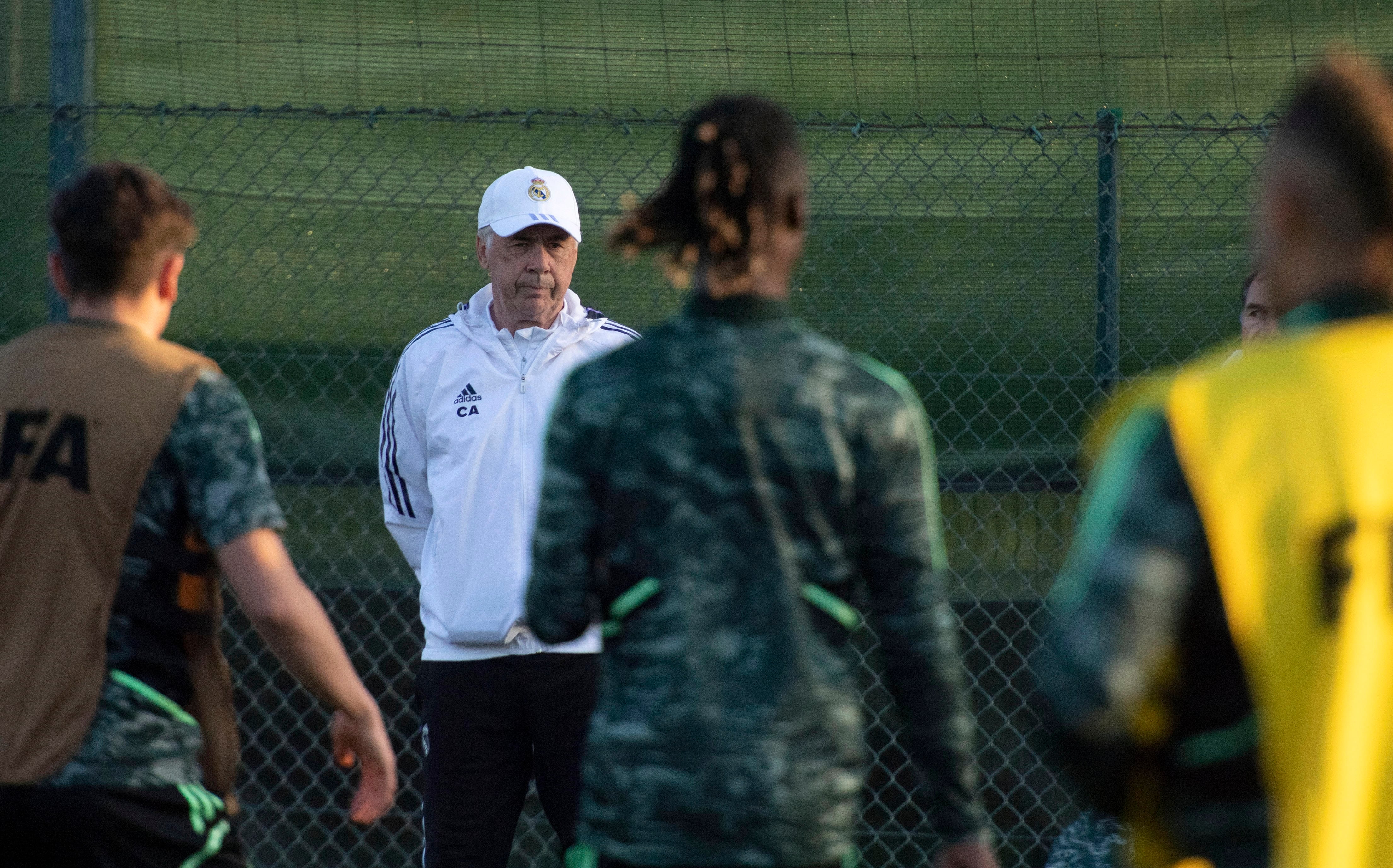 Carlo Ancelotti dirige un entrenamiento del Real Madrid en Rabat