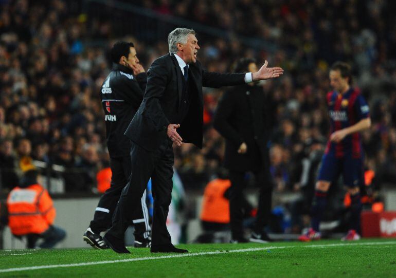 Ancelotti da indicaciones a los suyos en el Camp Nou