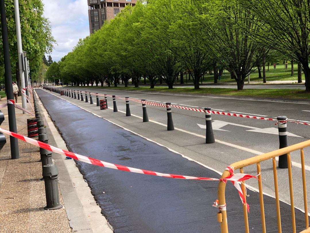 Trabajos de aslfaltado en el carril bici de Pío XII