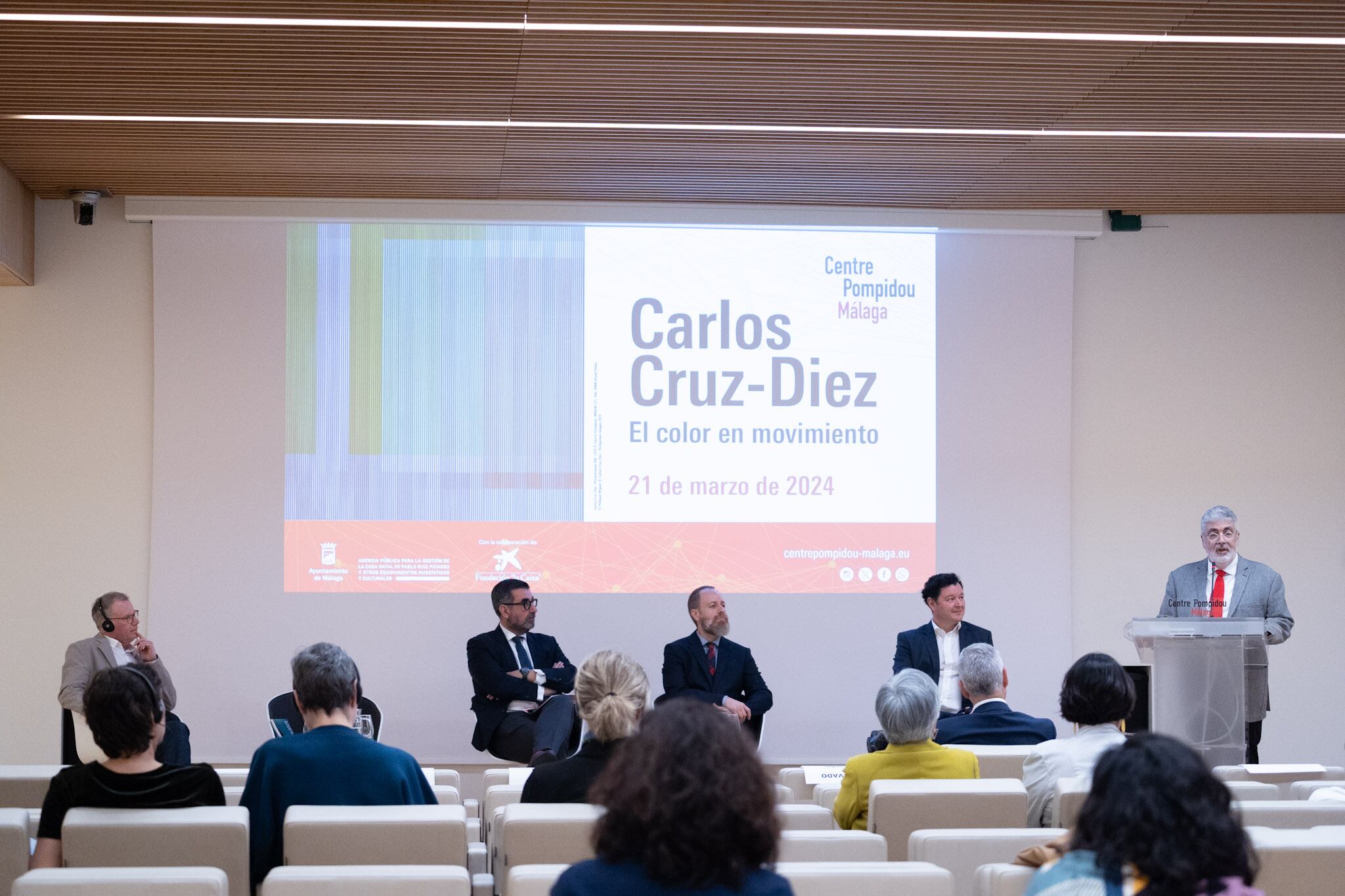 Estas investigaciones sobre la luz y el color se encuentran en ‘Cruz-Diez: El color en movimiento’ han sido presentadas por José María Luna, director de la Agencia Pública para la Gestión de la Casa Natal de Pablo Picasso y Otros Equipamientos Museísticos y Culturales; Carlos Cruz Delgado, hijo del artista y director del Atelier Cruz-Diez; Michel Gauthier, comisario de la exposición; Juan Carlos Barroso, responsable territorial en Andalucía, Ceuta y Melilla de la Fundación ”la Caixa”; y Gerardo Cuartero, director comercial de Andalucía Oriental Sur de CaixaBank