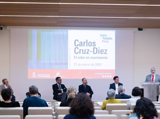Estas investigaciones sobre la luz y el color se encuentran en ‘Cruz-Diez: El color en movimiento’ han sido presentadas por José María Luna, director de la Agencia Pública para la Gestión de la Casa Natal de Pablo Picasso y Otros Equipamientos Museísticos y Culturales; Carlos Cruz Delgado, hijo del artista y director del Atelier Cruz-Diez; Michel Gauthier, comisario de la exposición; Juan Carlos Barroso, responsable territorial en Andalucía, Ceuta y Melilla de la Fundación ”la Caixa”; y Gerardo Cuartero, director comercial de Andalucía Oriental Sur de CaixaBank