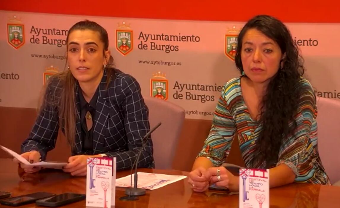 La concejala de Cultura, Andrea Ballesteros (izda) y Estrella R., portavoz de los grupos de creación escénica de Burgos, han presentado el Festival de Teatro Local La Parrala