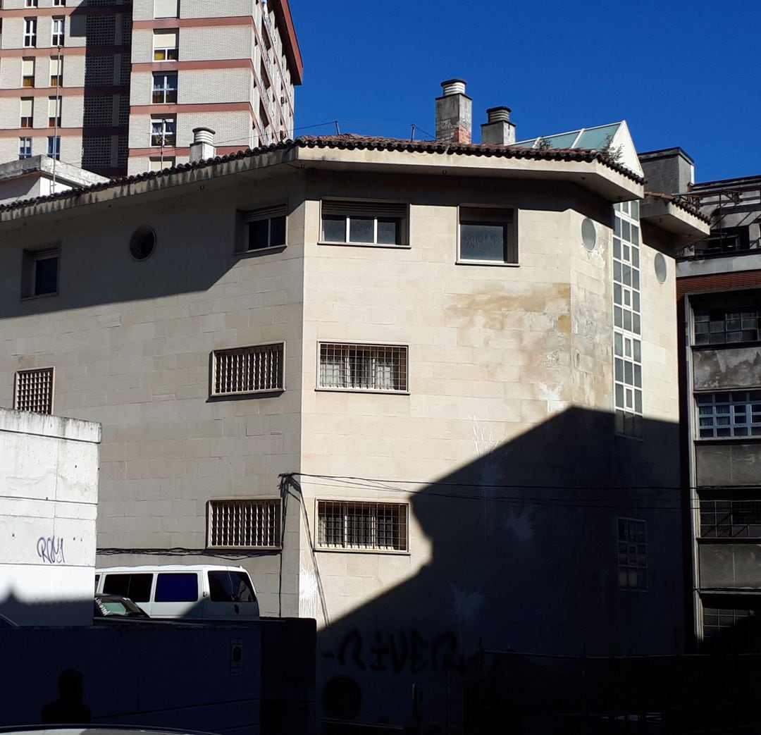 En primer término, el edificio de los antiguos juzgados de la calle Bittor Sarasketa