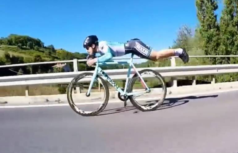 Imagen de un ciclista en un descenso.