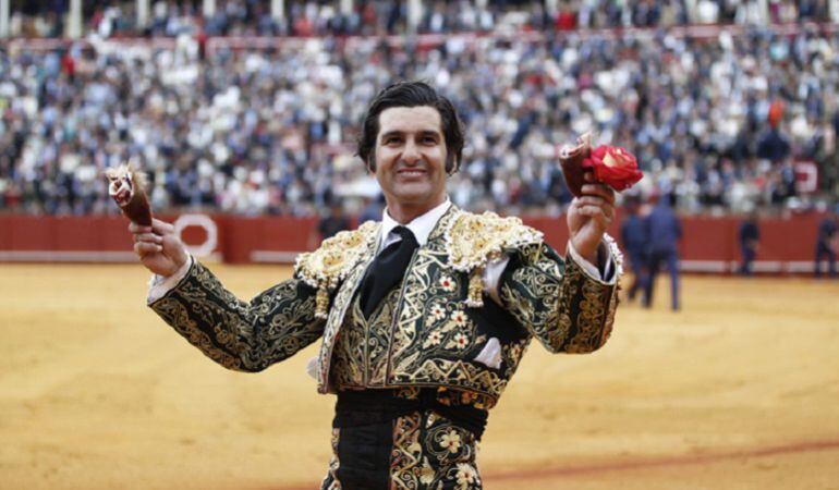 Morante de la Puebla, con el vestido verde y oro, en la tarde del Viernes de Farolillos paseando las dos orejas de su segundo oponente