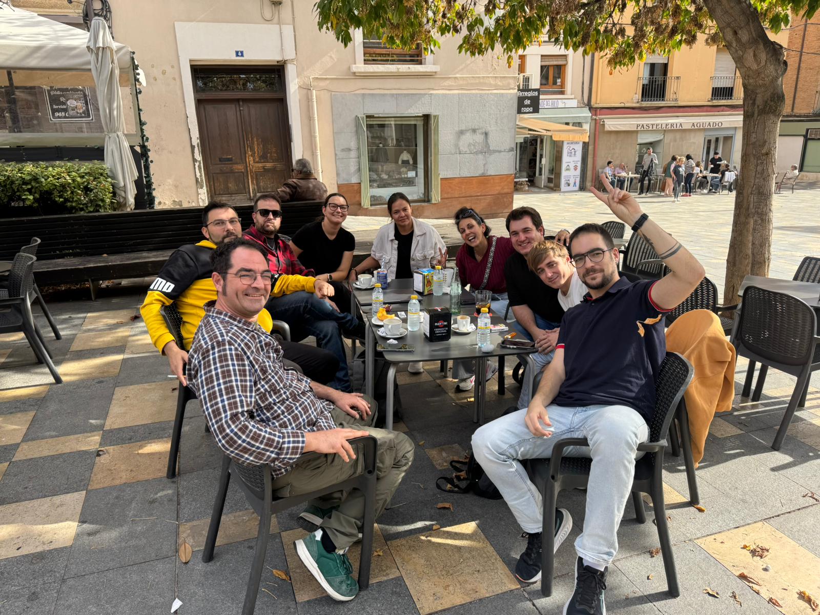 Representantes de comercios, bares y vecinos en una de las reuniones del proyecto "Viva"