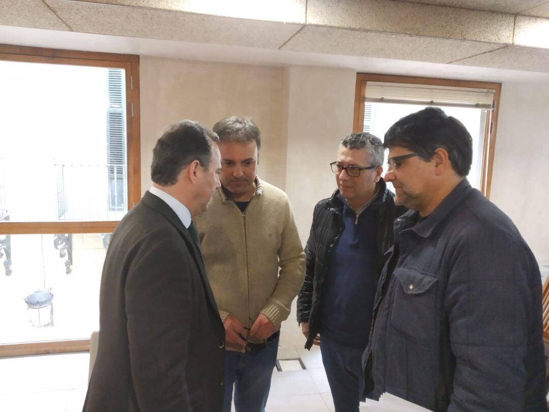 El edil de Hacienda, Carlos Castillo, dialoga con la oposición tras presentar el anteproyecto de presupuestos