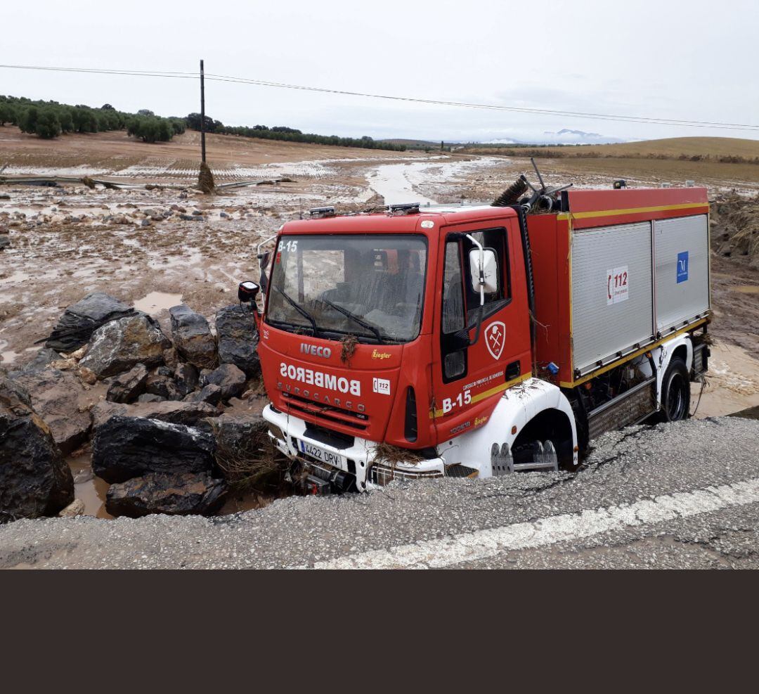 El camión donde iba el bombero fallecido en la provincia de Málaga tras la fuerte riada