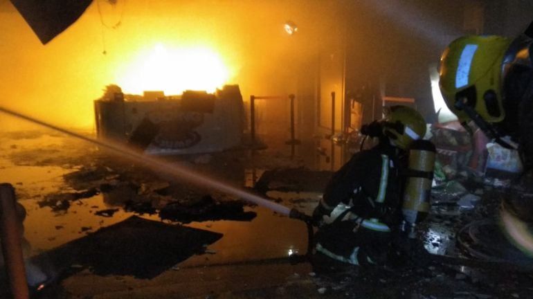 Un momento de la intervención de los bomberos en la extinción del fuego