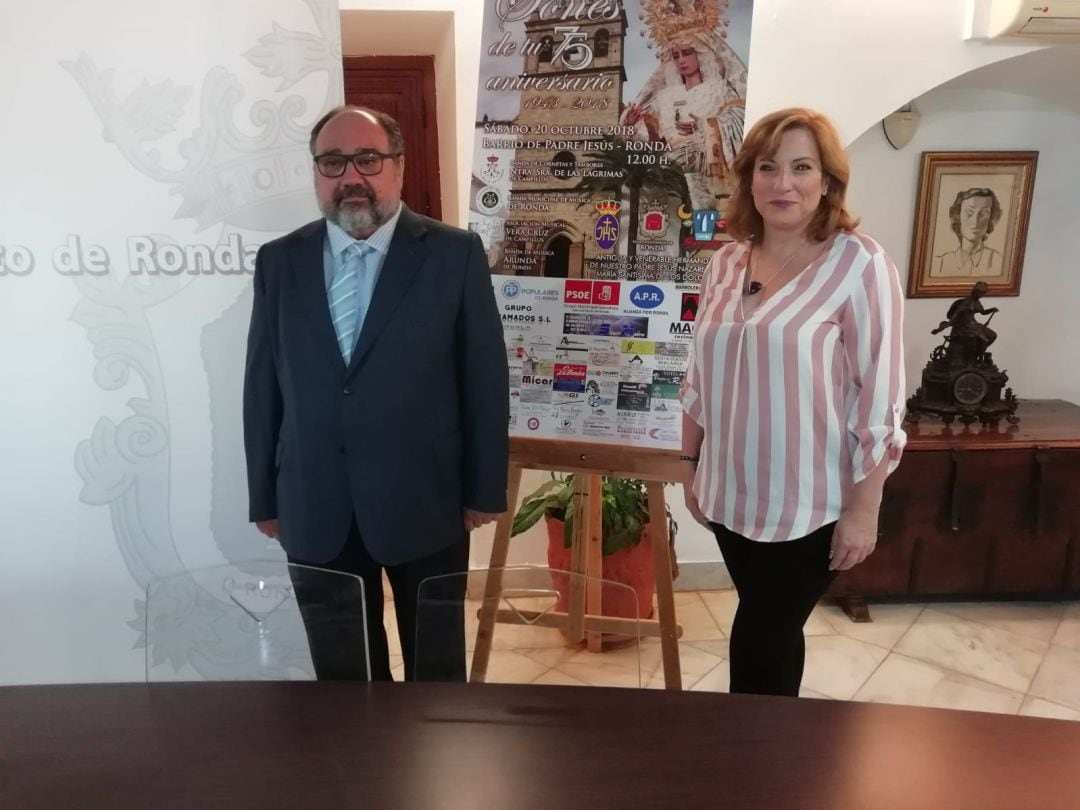 Mª Paz Aguilar, delegada municipal de Participación Ciudadana junto a José Manuel Lorenzo Salmerón, Hermano Mayor de la Hermandad de Padre Jesús.