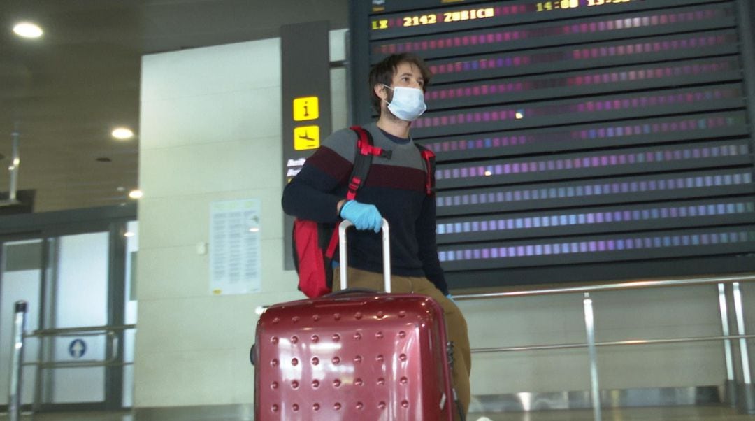 Aterriza el primer vuelo internacional en el aeropuerto de Manises (Valencia).