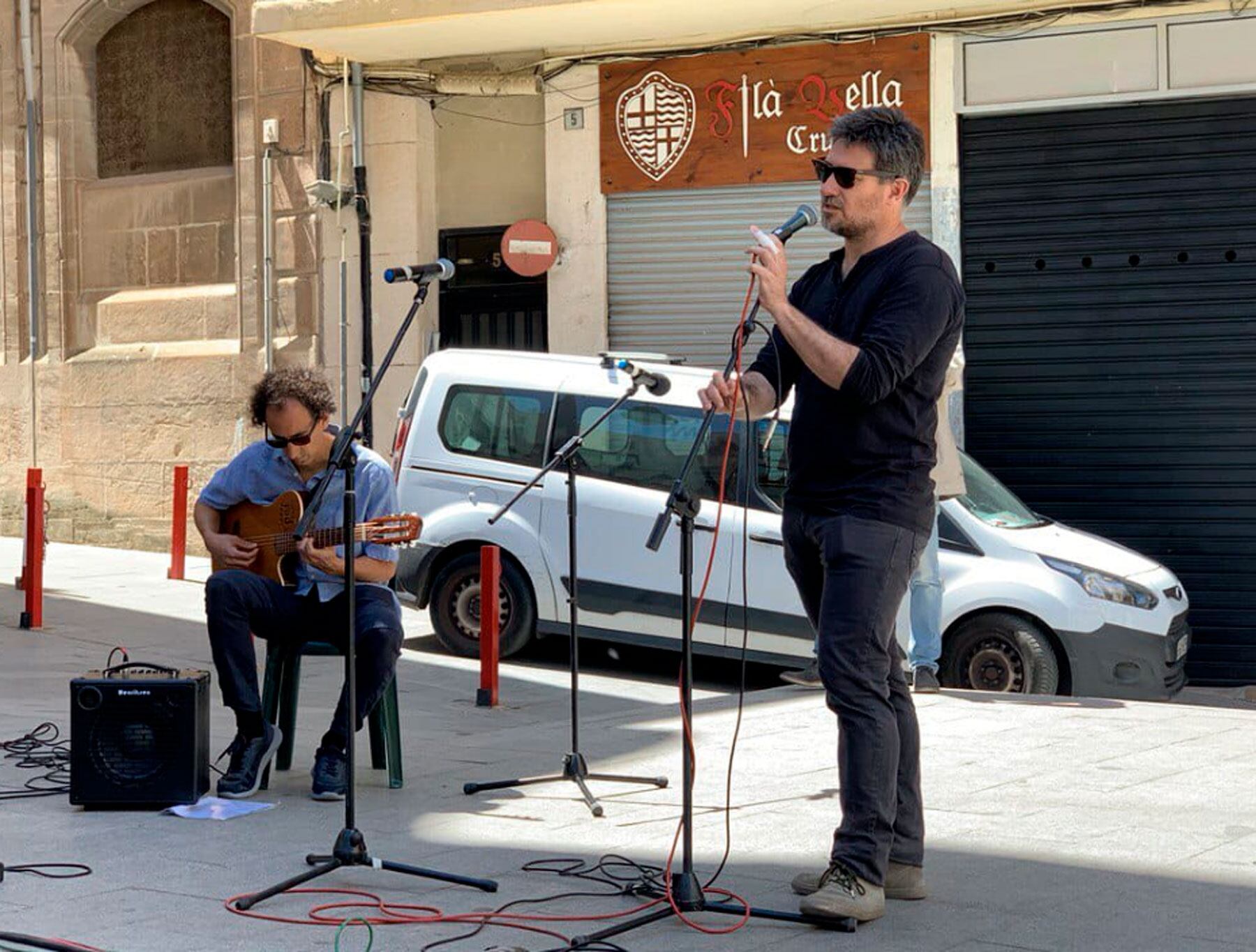 Hugo Mas en la seua recent actuació a l'homenatge a Joan Valls i Jordà en la placeta del Fossar junt a la guitarra de Jacobo Blanes