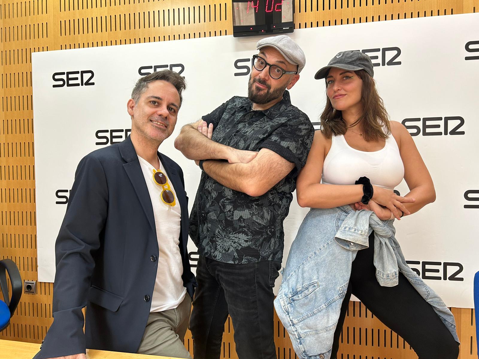 De izquierda a derecha: Ángel Cruz, Miguel Ángel Hernández y Kuve, en los estudios de Radio Murcia, donde colaboran cada semana en el programa Hoy por hoy con el espacio &#039;Querido viernes&#039;. 