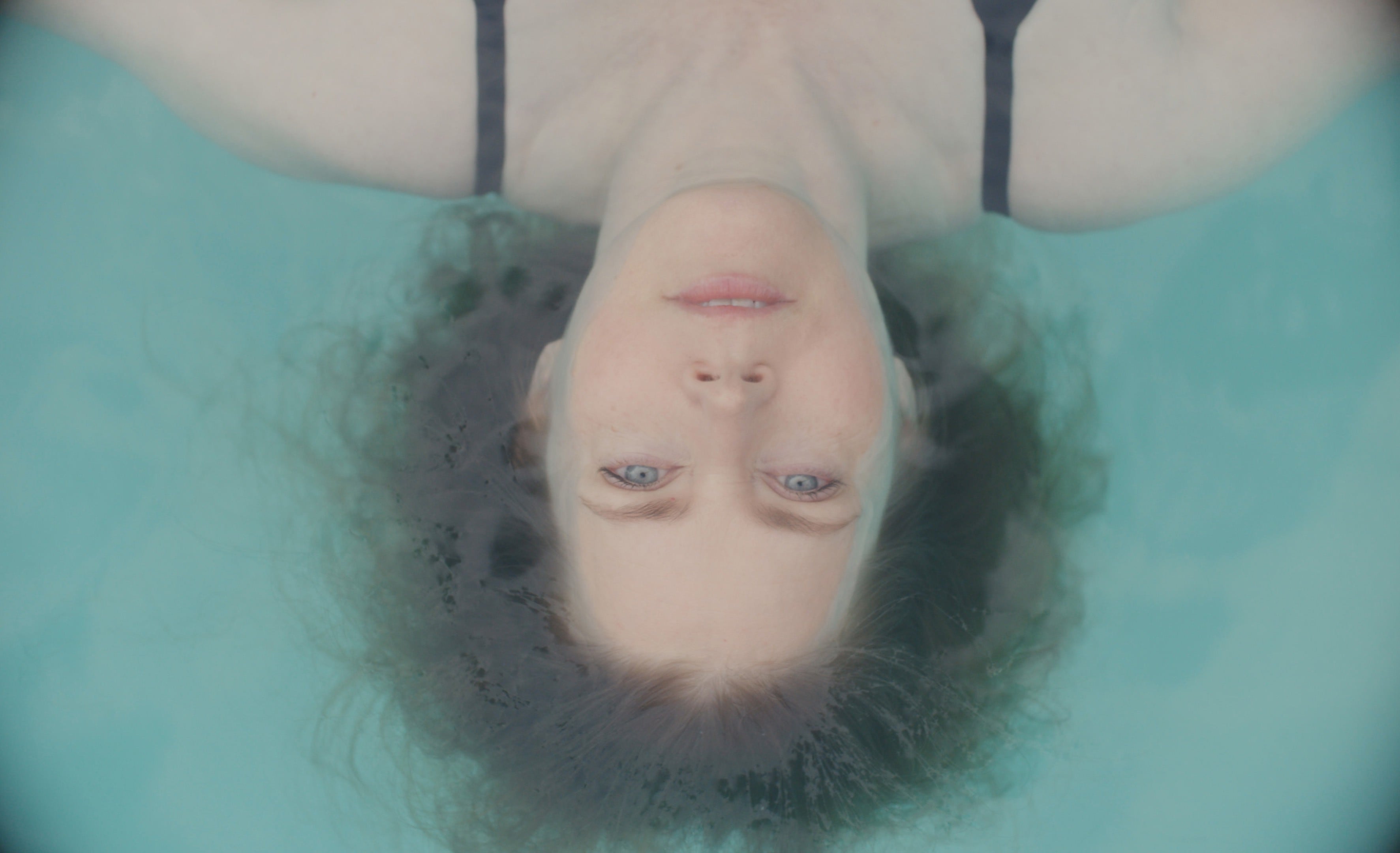 Fotograma de 'At the sea'