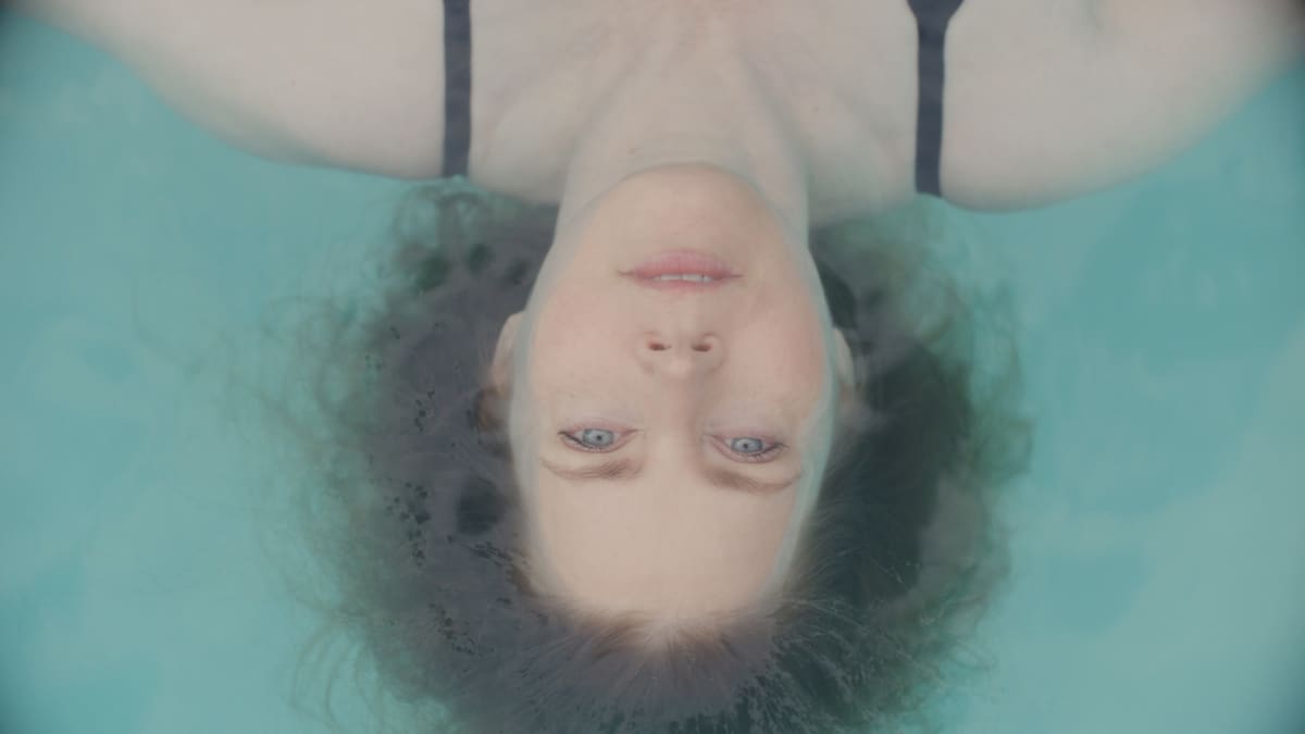 Berlinale 2026 | Amy Adams se pierde en el melodrama 'At the sea', la mirada a las adicciones del húngaro Mundruczó