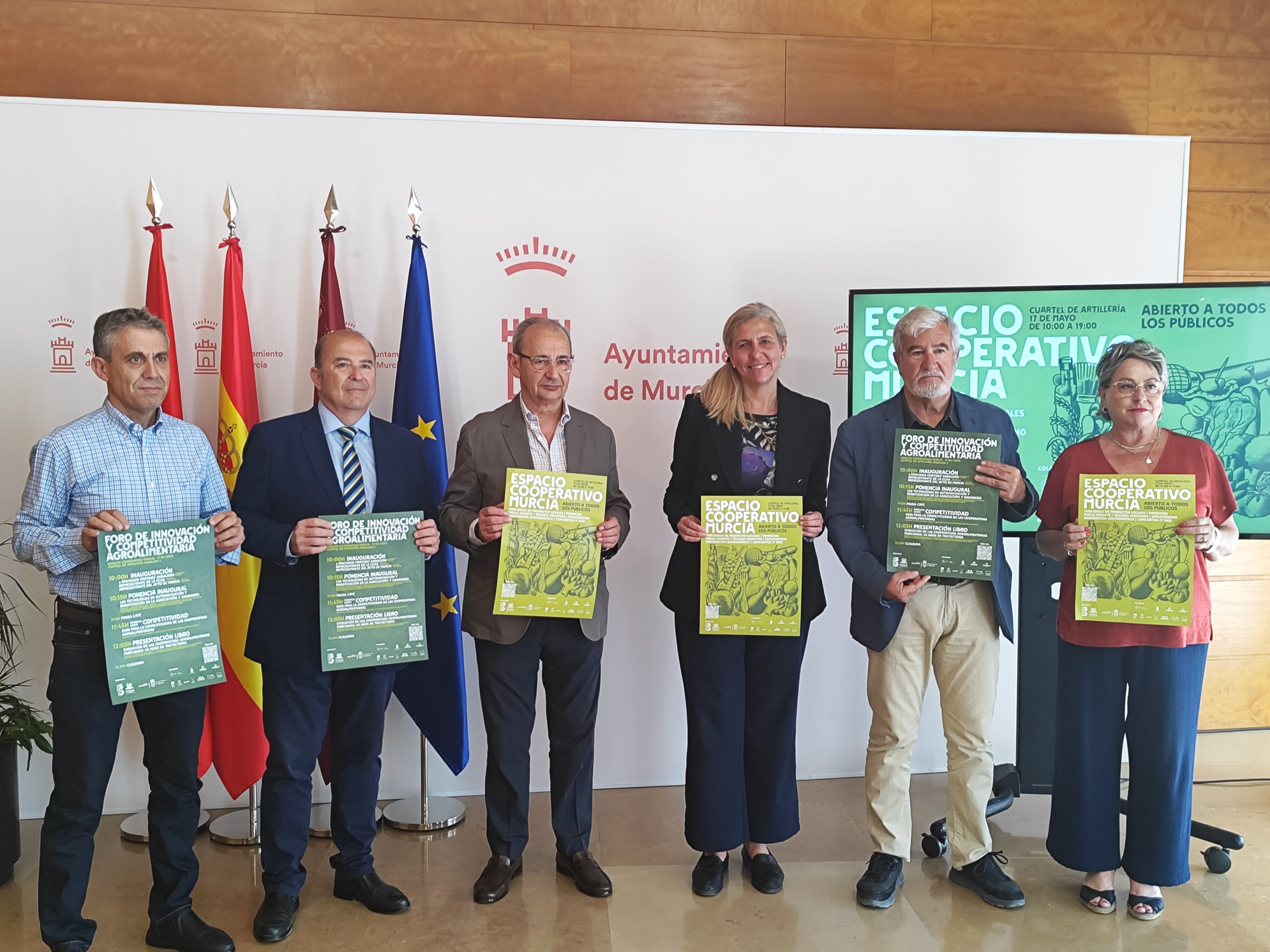 La Concejala de Gobierno Abierto, Promoción Económica y Empleo del Ayuntamiento de Murcia, Mercedes Bernabé junto al presidente de la FECOAM, Santiago Martínez, en la presentación del "Foro innovación agroalimentaria y espacio cooperativo".