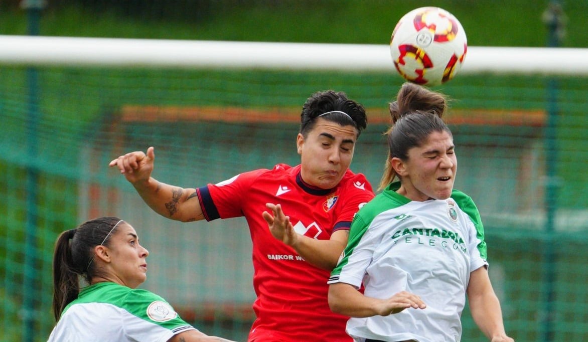 Samara Gómez, en un balón aéreo durante el partido.