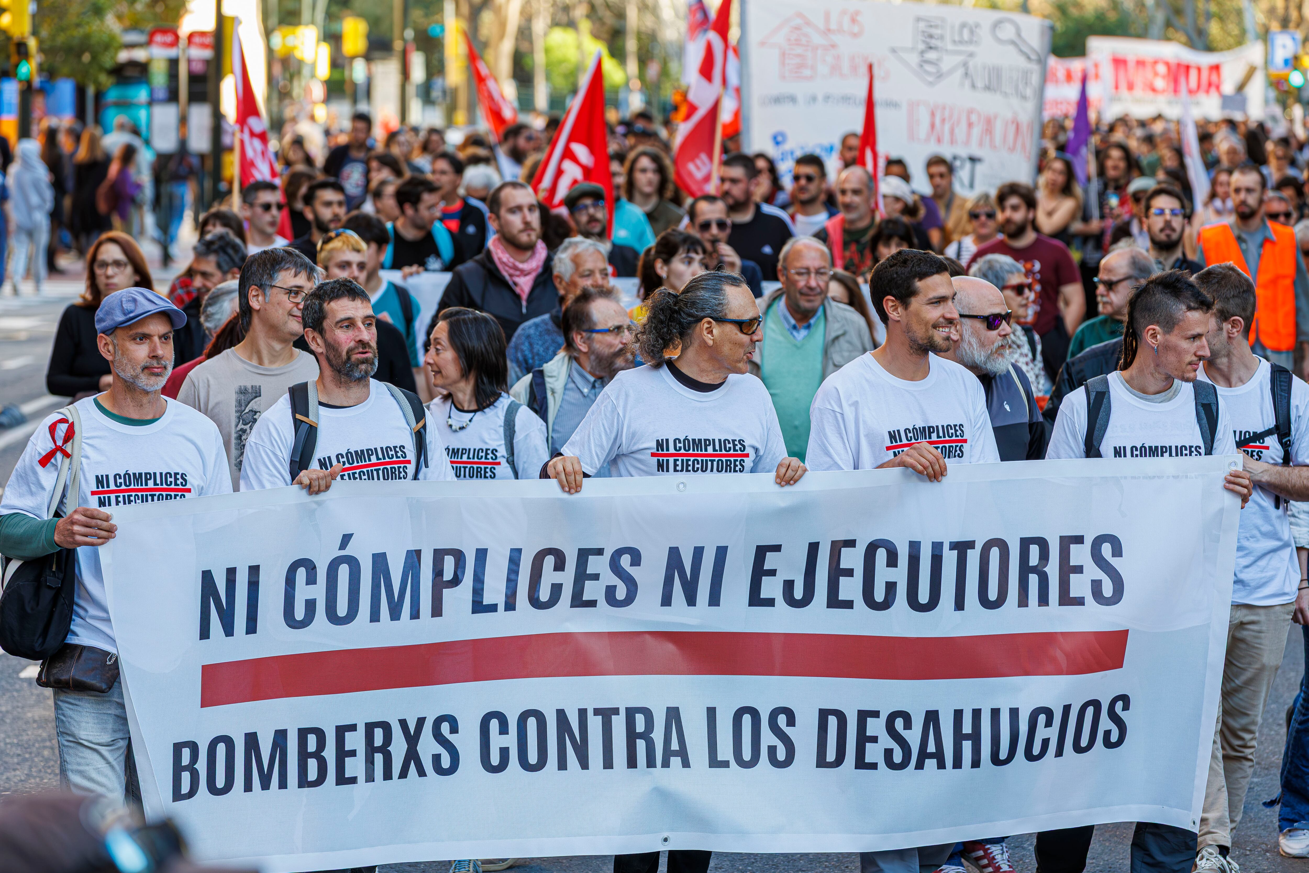ZARAGOZA, 05/04/2025.- Un momento de la manifestación que ha recorrido hoy sábado las calles de Zaragoza, en protesta por el excesivo precio de la vivienda. EFE / JAVIER BELVER