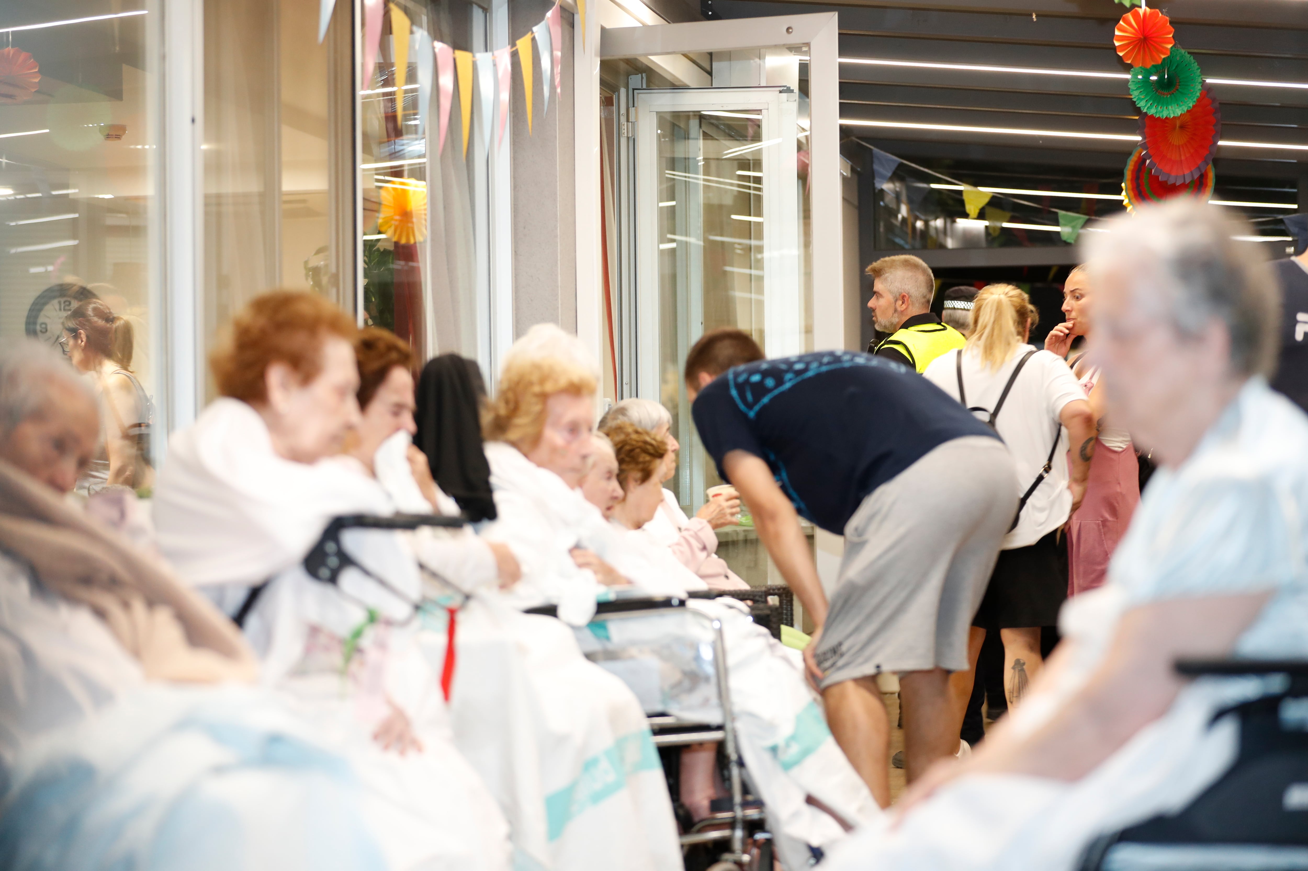 ZARAGOZA, 07/06/2025.- Una mujer ha fallecido a causa de una explosión registrada en una residencia de ancianos de Zaragoza, han informado fuentes del ayuntamiento de la capital aragonesa. La explosión en la residencia DomusVi ha tenido lugar en torno a las 23.00 horas en la parte baja del edificio, ubicado en la calle Salvador Allende de Zaragoza, y a partir de ese momento se ha generado mucho humo y la residencia ha sido desalojada. Los Bomberos de Zaragoza han desplazado al lugar de los hechos una ambulancia, una bomba urbana ligera, una bomba pesada, autoescalas automáticas y un vehículo de apoyo sanitario. EFE/Javier Belver