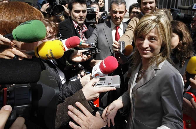 Una de las ministras más buscadas hoy por la prensa era la más joven del nuevo Ejecutivo, Bibiana Aído, la titular de la nueva cartera de Igualdad.