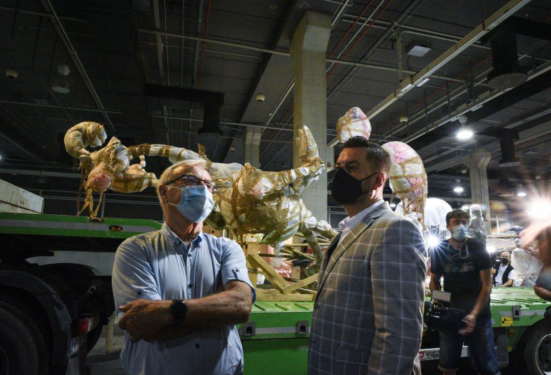 El alcalde de Valencia, Joan Ribó (i), acompañado del concejal de Cultura Festiva, Carlos Galiana (d), durante una visita al inicio de los trabajos de traslado de las fallas, en Fira València.