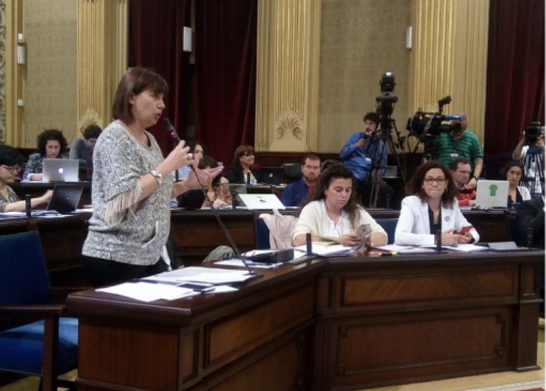 Armengol, en una imagen de archivo, interviene en un pleno del Parlament Balear