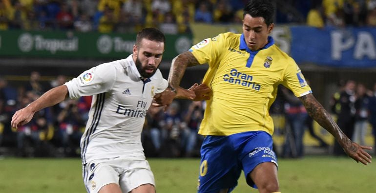 Sergio Araujo (derecha), en un encuentro entre la UD Las Palmas y el Real Madrid.