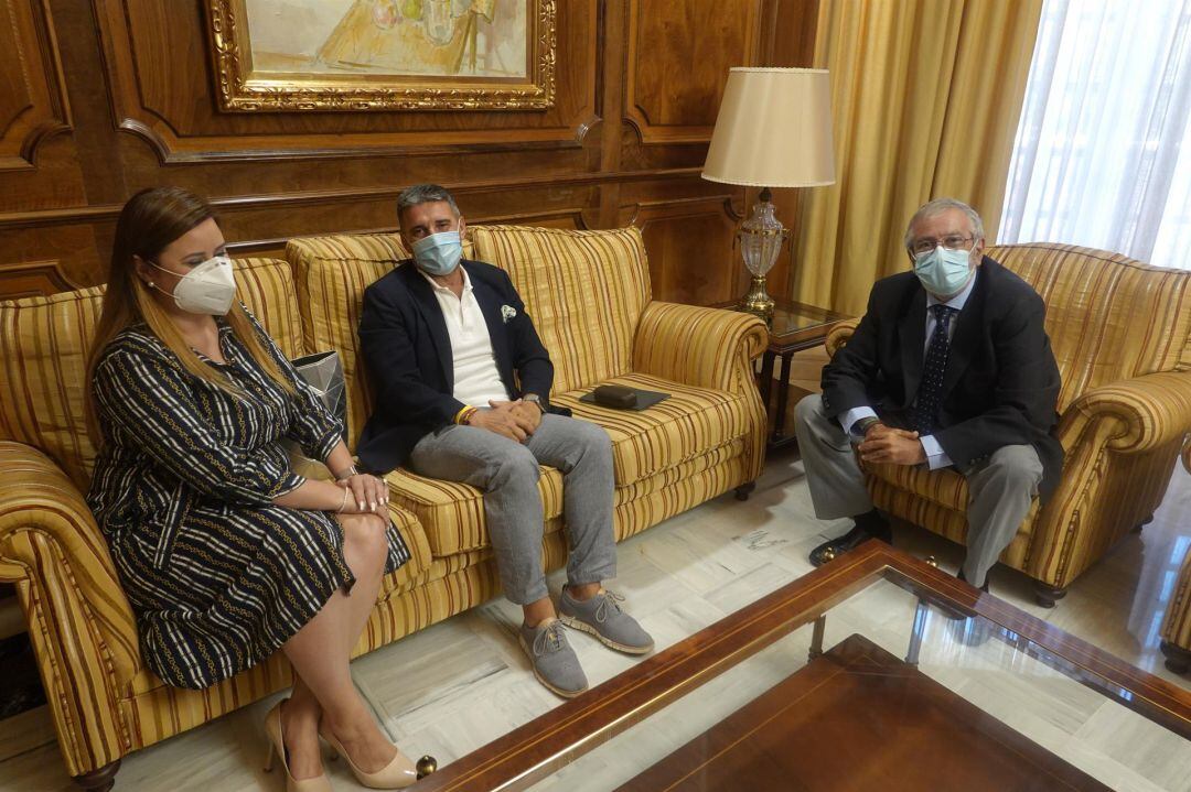 El presidente de Hostemur, Jesús Jiménez, ha transmitido al presidente de la Asamblea Regional, Alberto Castillo