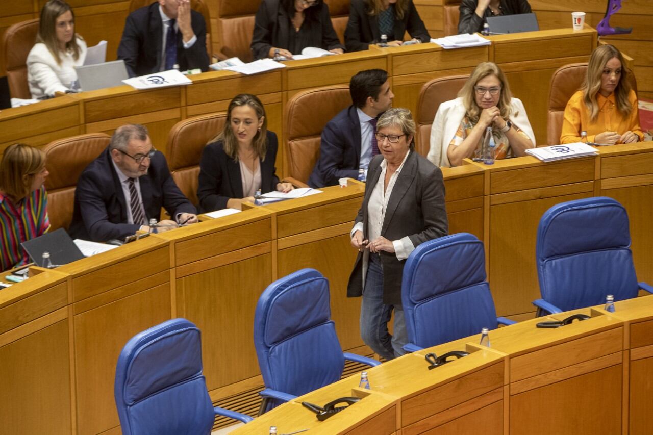 La conselleira do Mar, Rosa Quintana, circula por delante dela bancada del Partido Popular en el Parlamento de Galicia