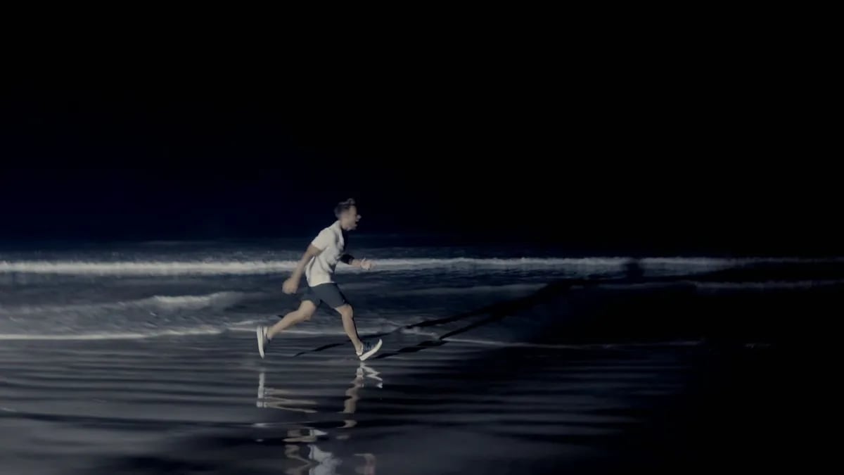 Montoya corriendo por la playa en &#039;La isla de las tentaciones&#039;.