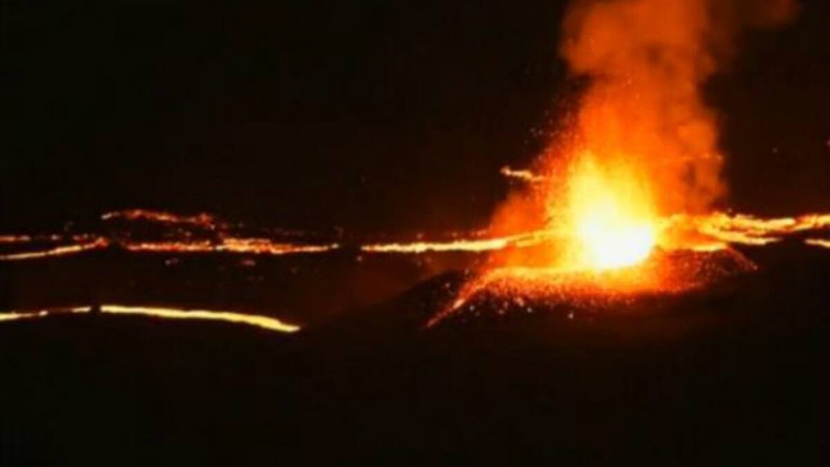 El volcán de la isla francesa de La Reunión entra en erupción