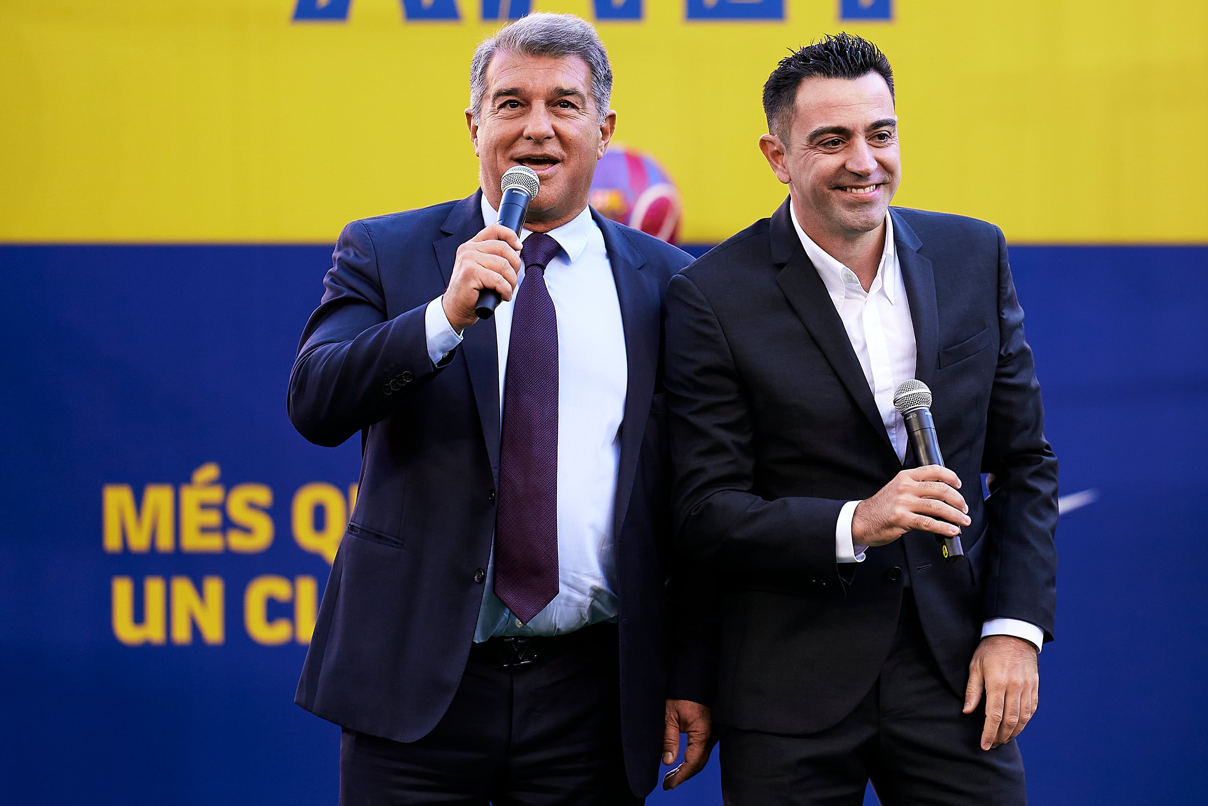 Joan Laporta y Xavi Hernández, durante la presentación del nuevo entrenador del Barça