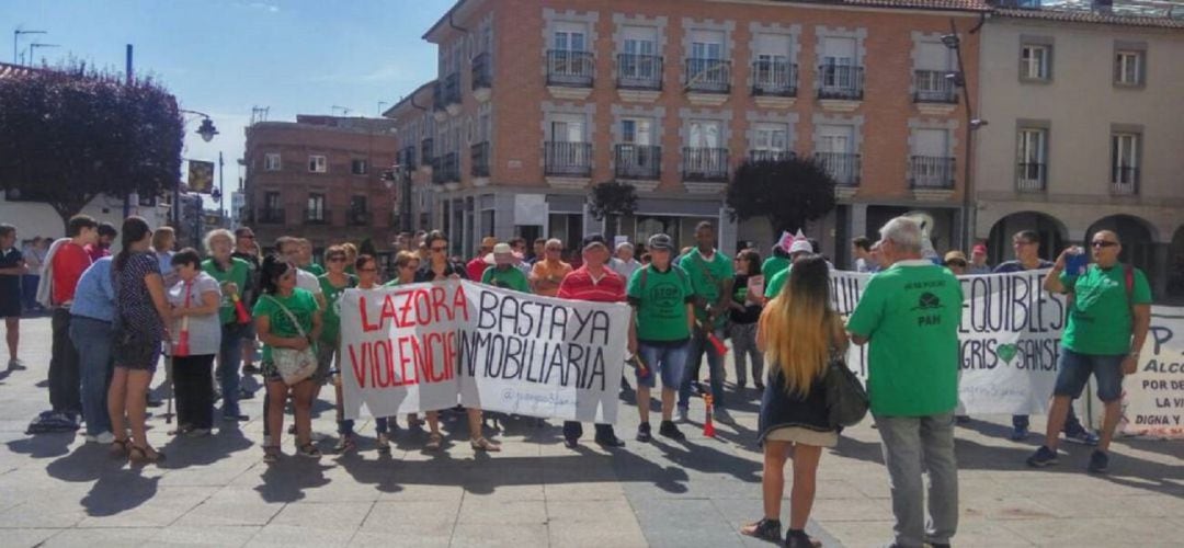 Los vecinos afectados de la calle Juan Gris en una movilización