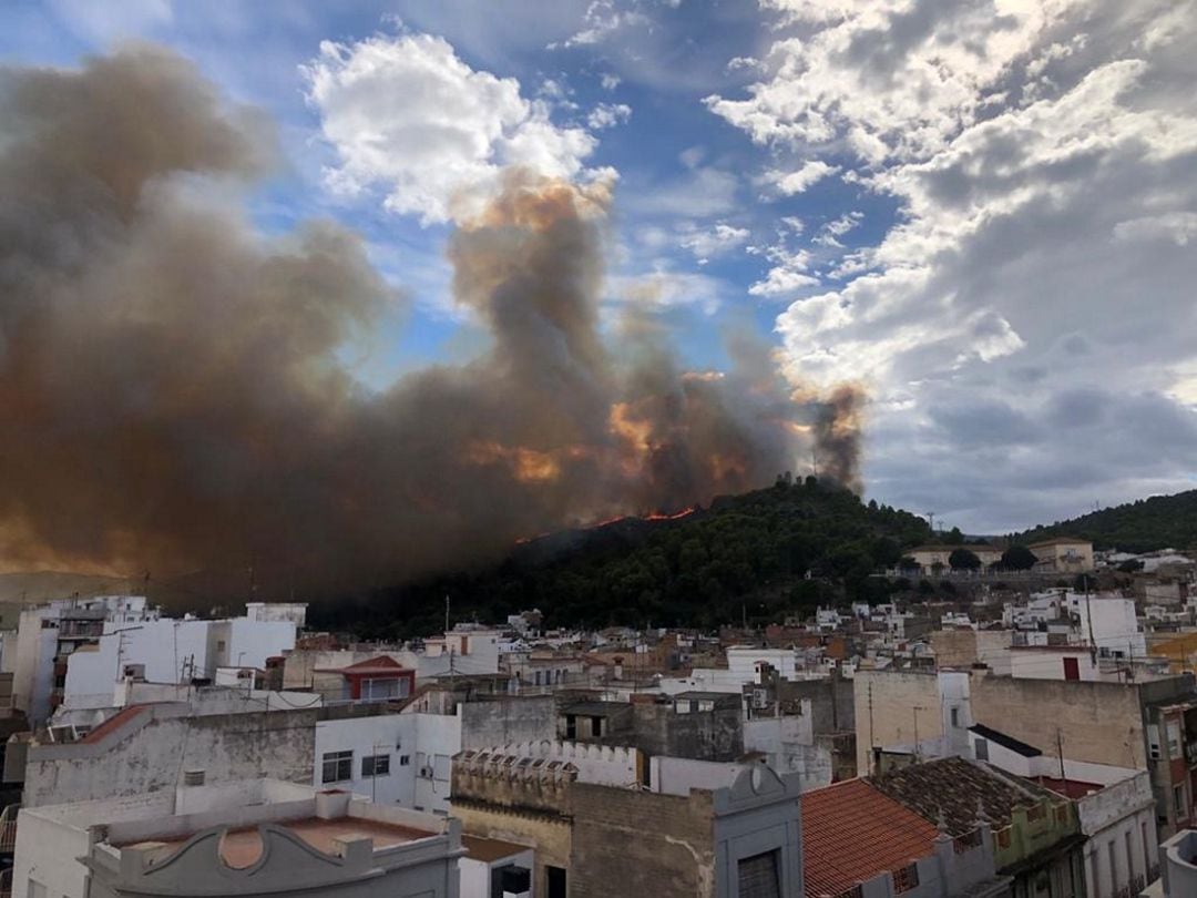 Incendio forestal en el Castell de Santa Anna en Oliva