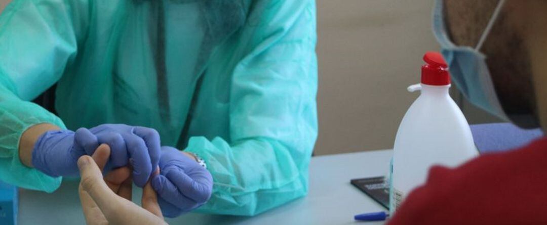 Sanitario hace un test de Covid-19