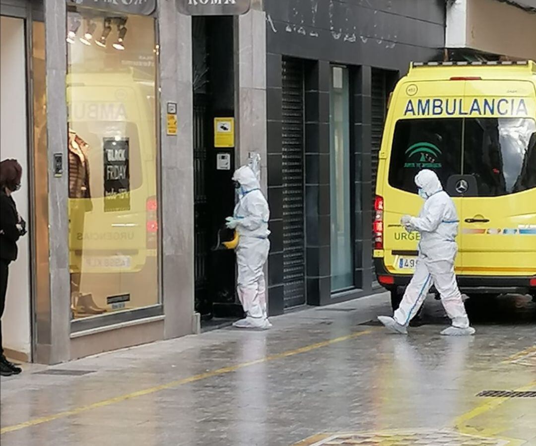 Imagen de archivo. Dos sanitarios acceden a una vivienda en carrera Espinel