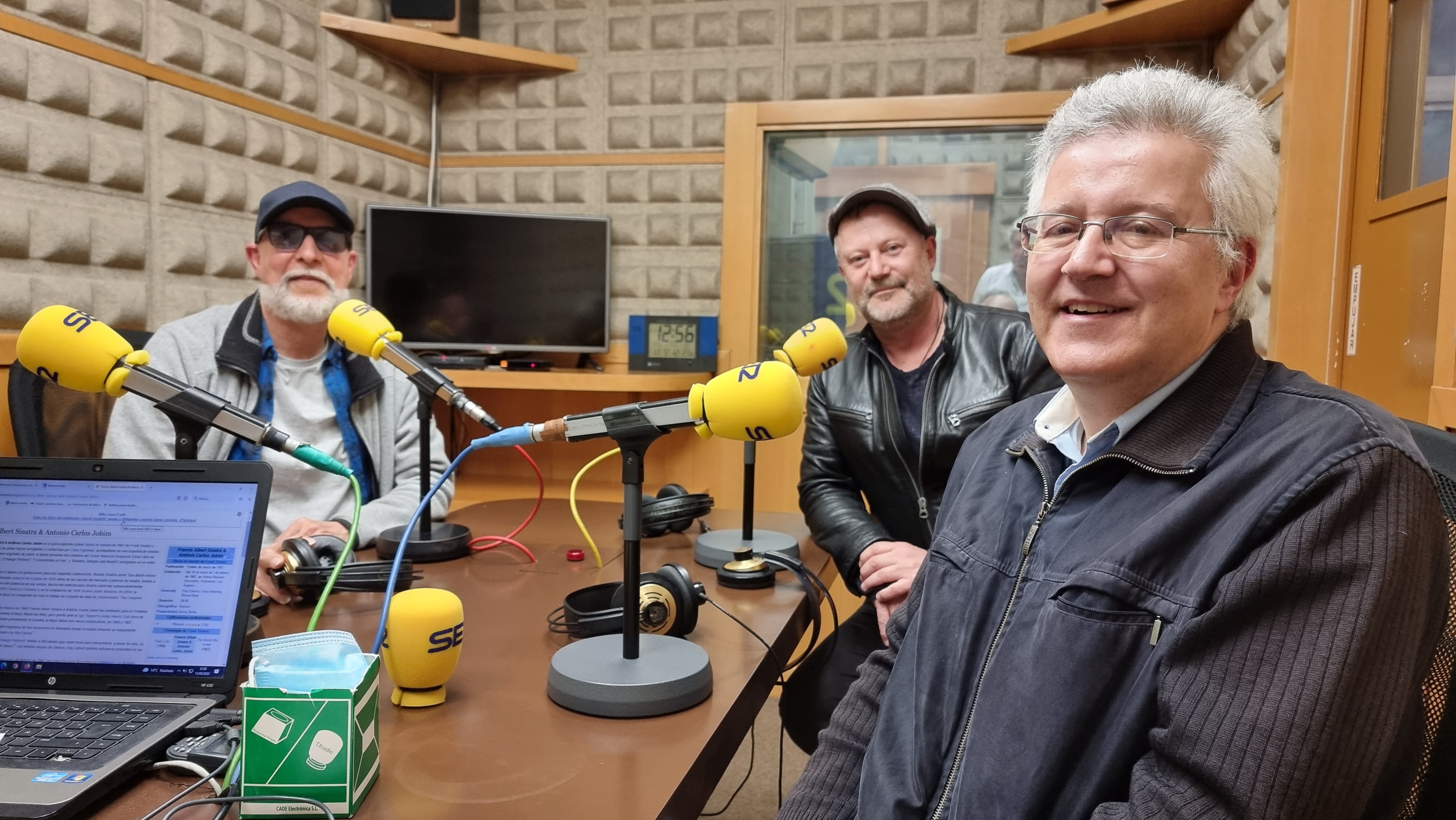 Vaudí Cavalcanti, José Ramón Cuesta y Antonio Cuesta en los estudios de Radio Asturias - SER