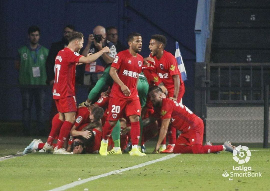 Los jugadores del Numancia celebran el tercer gol, marcado por Escassi.