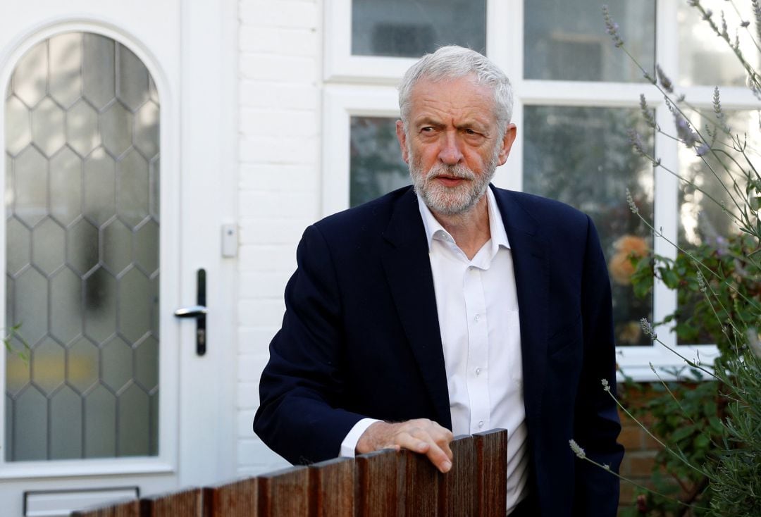 El líder de la oposición británica, Jeremy Corbyn, abandona su casa en Londres en una imagen de archivo