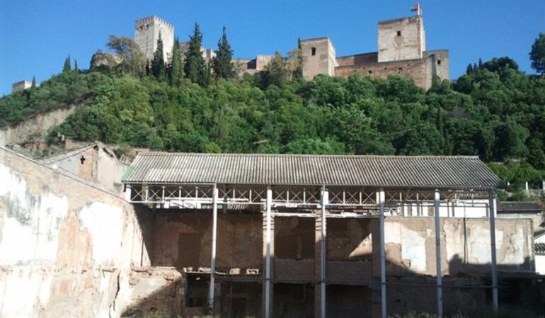 Restos del antiguo Maristán de Granada con la Alhambra de fondo