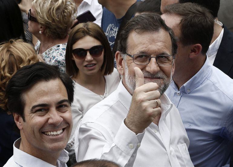 El presidente del Partido Popular y del Gobierno en funciones, Mariano Rajoy, junto al presidente de la gestora del PPN, Pablo Zalba (i), durante el paseo que han realizado hoy en Tudela (Navarra)