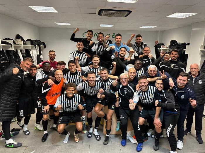 La plantilla celebra el triunfo