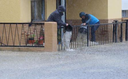 Vecinos de Villamuriel de Cerrato (Palencia) achicando agua